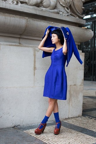 Comment porter une robe patineuse bleue