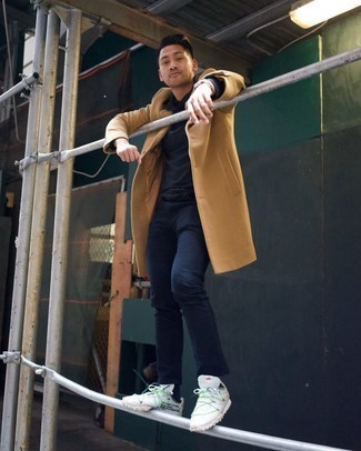 Comment porter des chaussettes bleues pour un style decontractés quand il fait froid