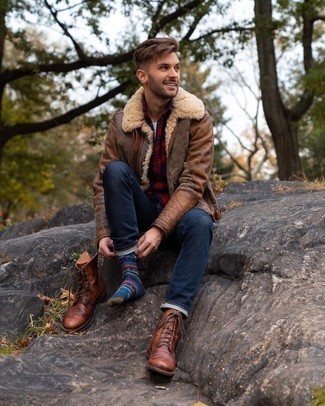 Comment porter des chaussettes bleues pour un style decontractés quand il fait froid