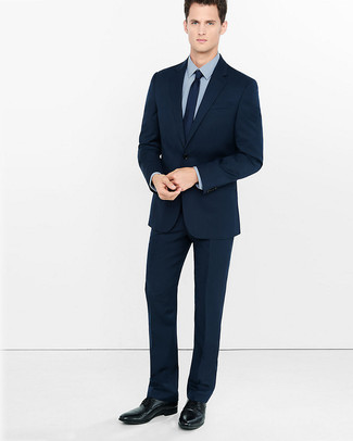 Comment porter un costume bleu avec des chaussures noires à 20 ans