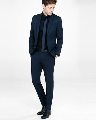 Comment porter un costume bleu avec des chaussures noires à 20 ans