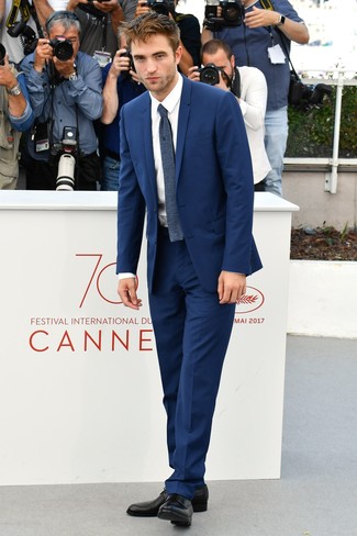 Comment porter un costume bleu avec des chaussures noires à 20 ans