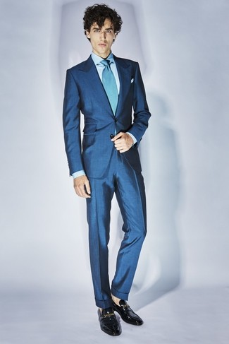 Comment porter un costume bleu avec des chaussures noires à 20 ans
