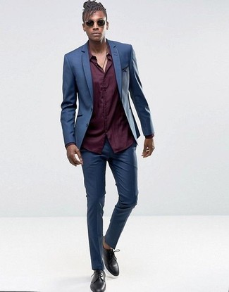 Comment porter un costume bleu avec des chaussures noires à 20 ans