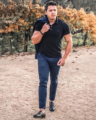 Comment porter un costume bleu avec des chaussures noires à 20 ans