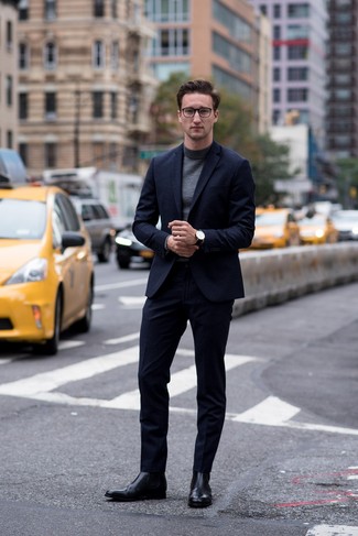 Comment porter un costume bleu avec des chaussures noires à 20 ans