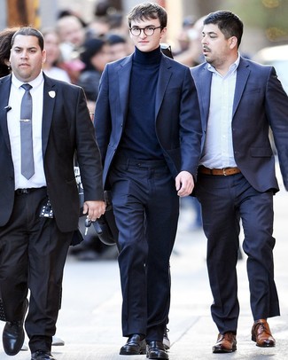 Comment porter un costume bleu avec des chaussures noires à 20 ans