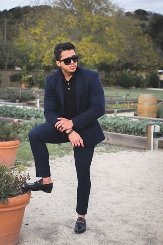 Comment porter un costume bleu avec des chaussures noires à 20 ans