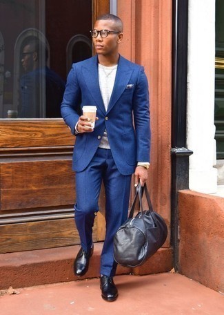 Comment porter un costume bleu avec des chaussures noires à 20 ans