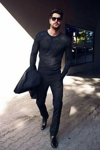 Comment porter un costume bleu avec des chaussures noires à 20 ans