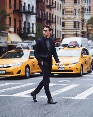 Comment porter un costume bleu avec des chaussures noires à 20 ans