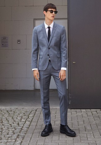 Comment porter un costume bleu avec des chaussures noires à 20 ans