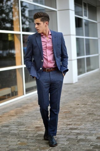 Comment porter un costume bleu avec des chaussures noires à 20 ans