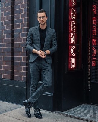 Comment porter un costume bleu avec des chaussures noires à 20 ans