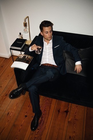Comment porter un costume bleu avec des chaussures noires à 20 ans