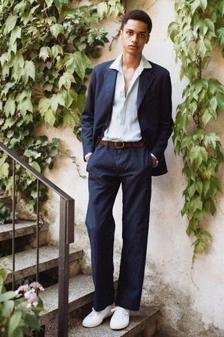 Comment porter un costume bleu avec des baskets blanches pour un style elégantes