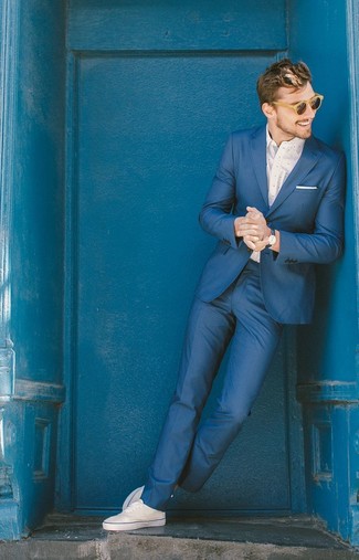 Comment porter un costume bleu avec des baskets blanches