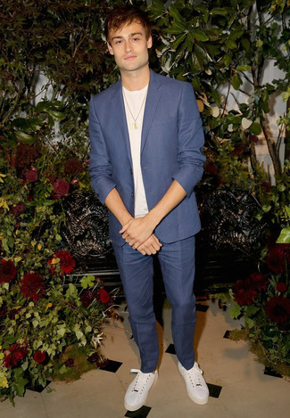 Comment porter un costume bleu avec des baskets blanches