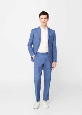 Comment porter un costume bleu avec des baskets blanches