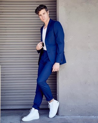 Comment porter un costume bleu avec des baskets blanches