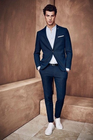 Comment porter un costume bleu avec des baskets blanches pour un style elégantes