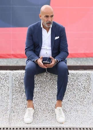 Comment porter un costume bleu avec des baskets blanches pour un style elégantes