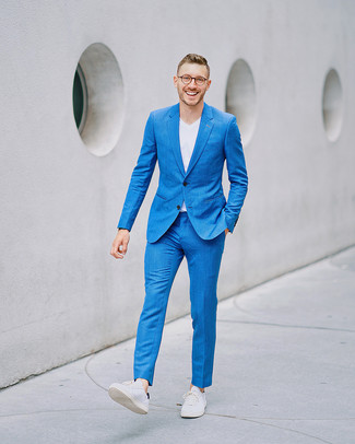 Comment porter un costume bleu avec des baskets blanches