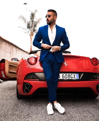 Comment porter un costume bleu avec des baskets blanches