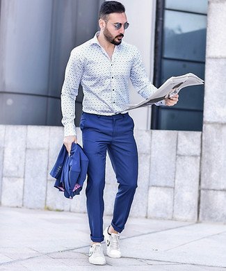 Comment porter un costume bleu avec des baskets blanches