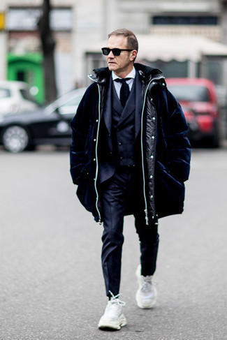 Comment porter un costume bleu avec des baskets blanches quand il fait froid