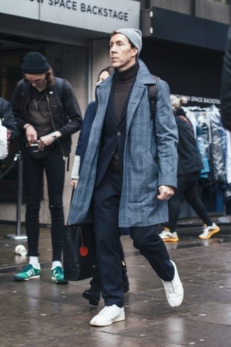 Comment porter un costume bleu avec des baskets blanches quand il fait froid