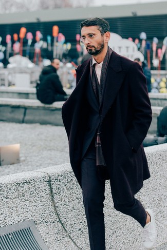 Comment porter un costume bleu avec des baskets blanches quand il fait froid