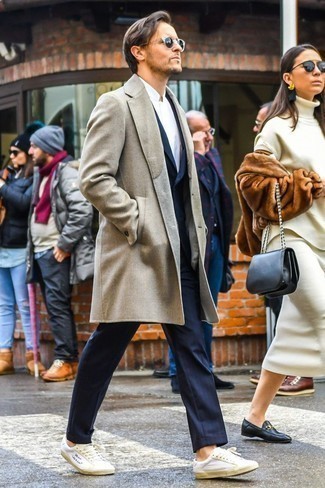 Comment porter un costume bleu avec des baskets blanches quand il fait froid