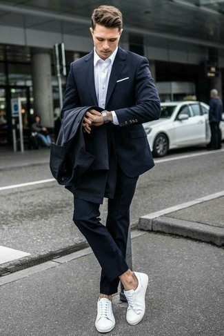Comment porter un costume bleu avec des baskets blanches pour un style elégantes