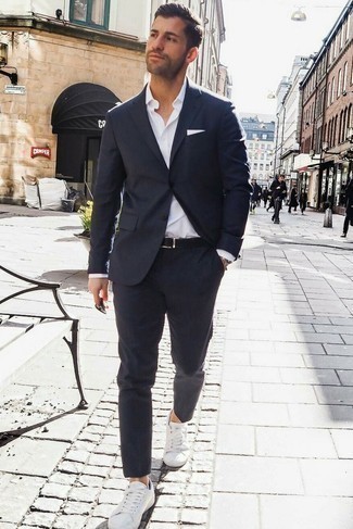 Comment porter un costume bleu avec des baskets blanches pour un style elégantes