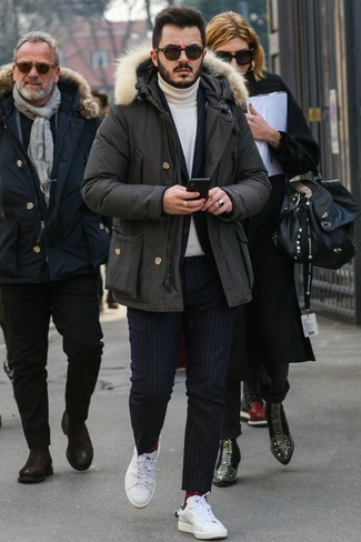 Comment porter un costume bleu avec des baskets blanches quand il fait froid