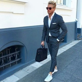 Comment porter un costume bleu avec des baskets blanches pour un style elégantes