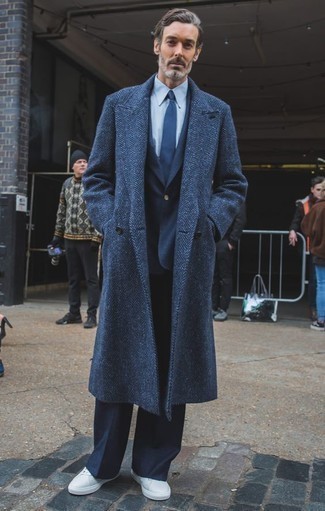 Comment porter un costume bleu avec des baskets blanches quand il fait froid