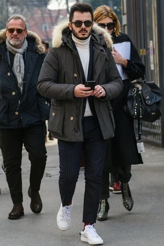 Comment porter un costume bleu avec des baskets blanches quand il fait froid