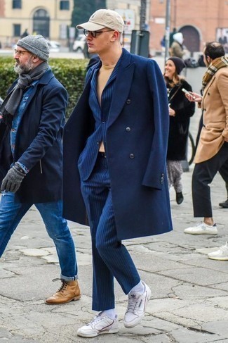 Comment porter un costume bleu avec des baskets blanches quand il fait froid