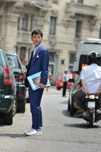 Comment porter un costume bleu avec des baskets blanches pour un style elégantes