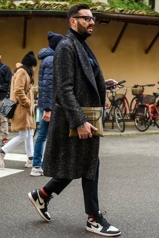 Comment porter un costume bleu avec des baskets blanches quand il fait froid