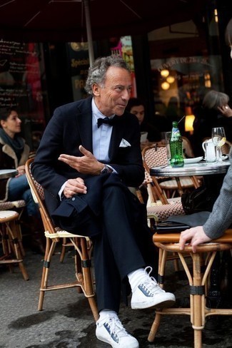 Comment porter un costume bleu avec des baskets blanches quand il fait froid