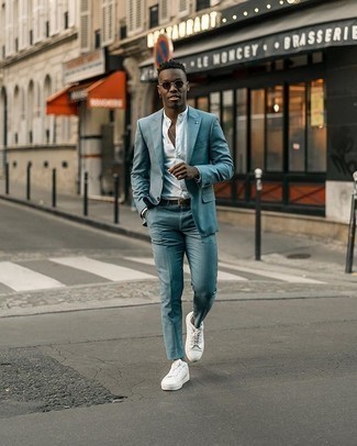 Comment porter un costume bleu avec des baskets blanches