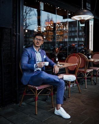 Comment porter un costume bleu avec des baskets blanches