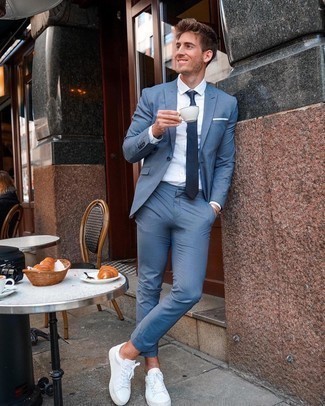 Comment porter un costume bleu avec des baskets blanches
