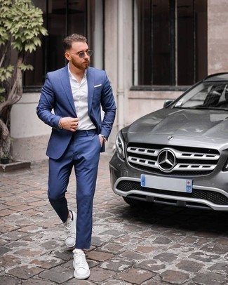 Comment porter un costume bleu avec des baskets blanches pour un style elégantes