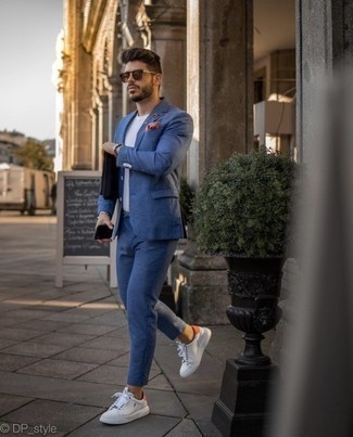 Comment porter un costume bleu avec des baskets blanches