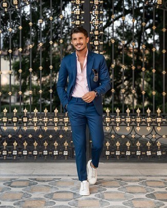 Comment porter un costume bleu avec des baskets blanches pour un style elégantes