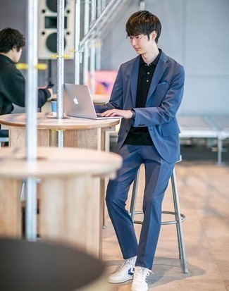 Comment porter un costume bleu avec des baskets blanches